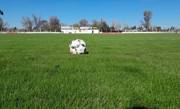 Postales de un campo impecable: así quedó el césped del Parque Rojo tras los trabajos de resembrado