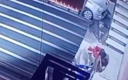 Empujó por la escalera a su mujer embarazada, le pegó en un estacionamiento y terminó agrediendo a vecinos: fue detenido
