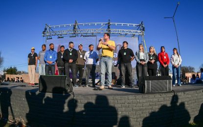 Di Nápoli inauguró la plaza y el asfalto en Villa Parque y ahora sigue la pavimentación en el Plan 5000