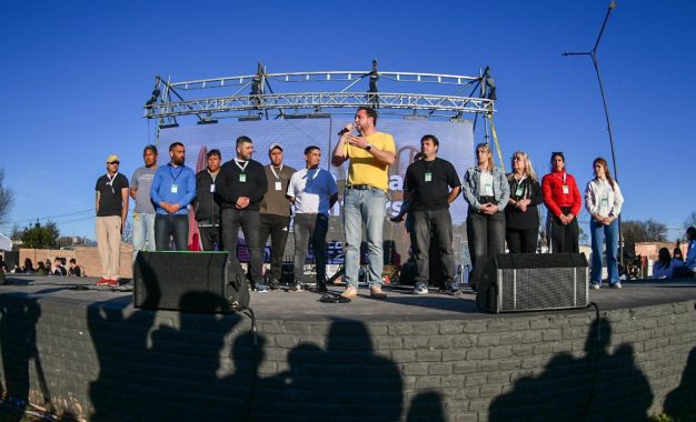 Di Nápoli inauguró la plaza y el asfalto en Villa Parque y ahora sigue la pavimentación en el Plan 5000