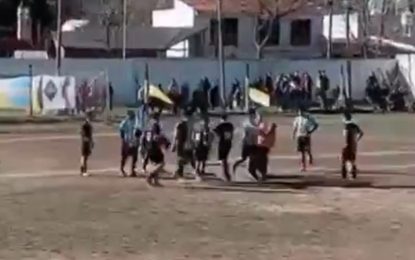 Le sacaron tarjeta roja, le pegó una trompada al árbitro y terminó preso