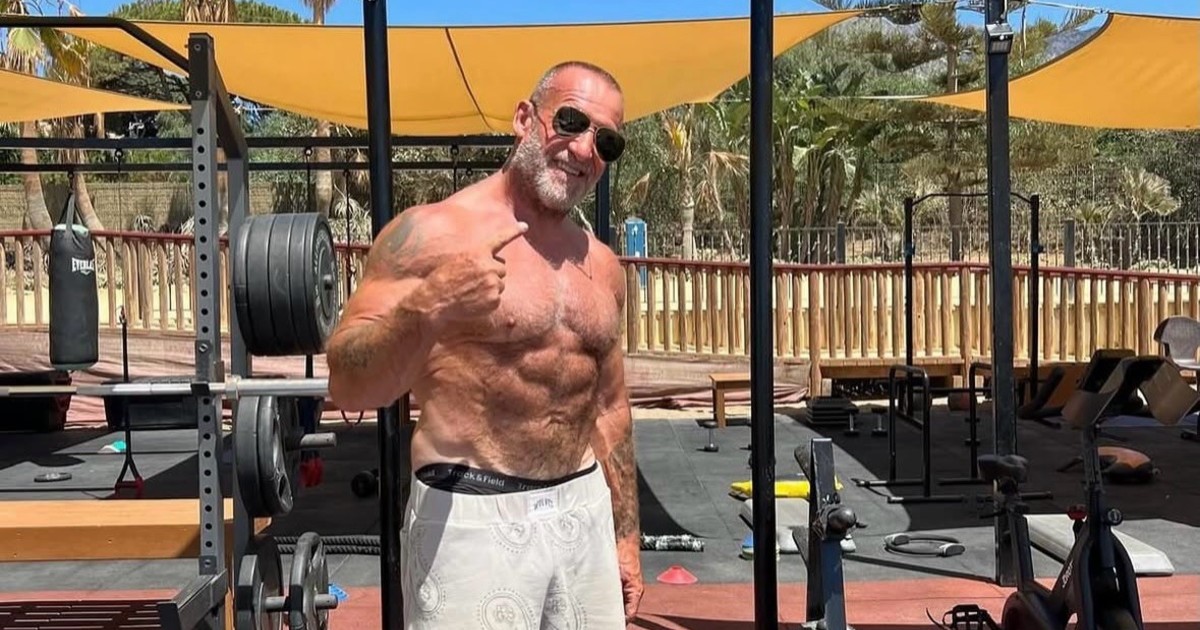 dorian-yates,-leyenda-del-culturismo,-64-anos:-«sigo-haciendo-entrenamiento-con-pesas-porque-es-la-base.-tambien-hago-sauna,-banos-de-agua-fria,-ciclismo,-senderismo,-hiit,-yoga-y-mas»