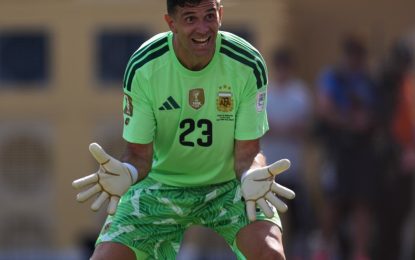 Dibu Martínez, otra vez en el limbo: se frustró su salida y ahora peligra su lugar en Aston Villa