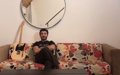 Le abrieron el auto con un inhibidor, se llevaron las llaves de su casa y le robaron una guitarra Fender Telecaster: cómo la recuperó