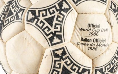 La pelota de la Mano de Dios de Maradona se vendió por US$ 3,35 millones y quedó lejos del récord de su camiseta
