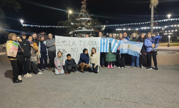 Vecinos de Realicó se manifestaron en la plaza central en contra de la «Ley de Tierras»
