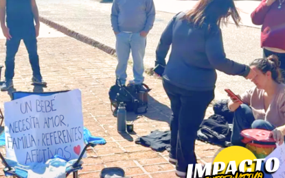 Bebé de Rancul: tras el operativo en la ruta, la familia de contención inició un acampe por tiempo indeterminado frente a Casa de Gobierno