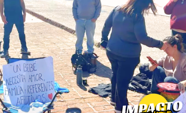 Bebé de Rancul: tras el operativo en la ruta, la familia de contención inició un acampe por tiempo indeterminado frente a Casa de Gobierno