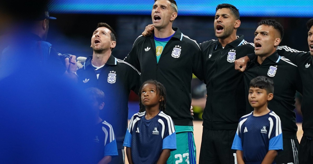 cambio-de-mando-en-la-seleccion-argentina:-la-despedida-de-messi-y-su-mesa-chica-abre-el-abanico-de-los-nuevos-lideres