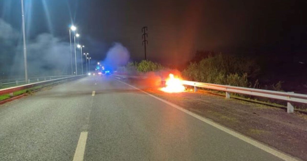 "Quédense con la moto, yo me voy": le dio positivo el control de alcoholemia y prendió fuego el vehículo