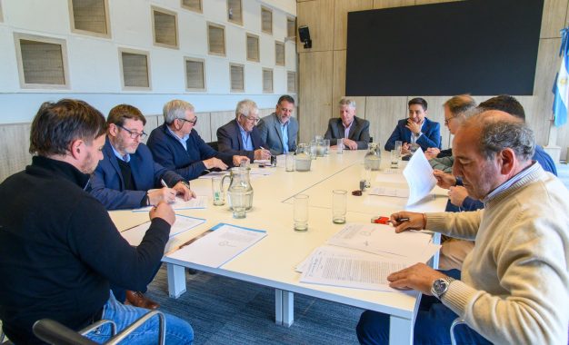 Prevención hídrica: Ziliotto encabezó la firma de convenios y la Provincia invierte más de $971 millones en municipios