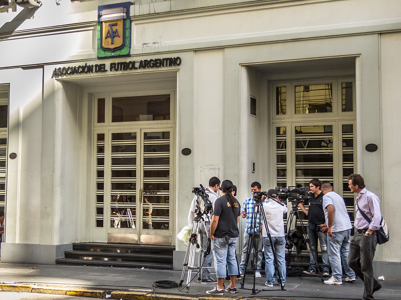 Periodistas con cámaras frente a la sede de la Asociación del Fútbol Argentino