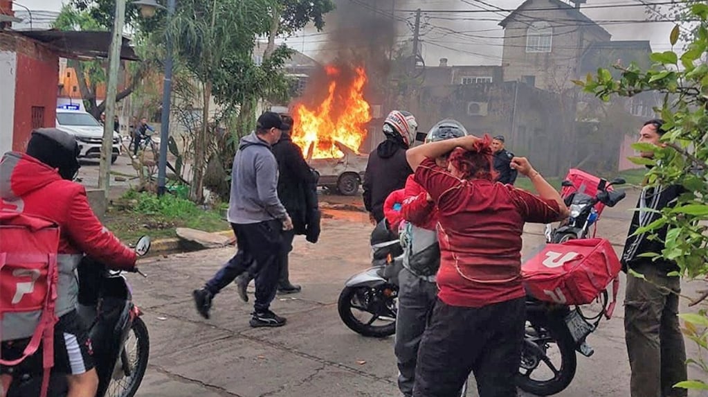 Furia en Tigre: repartidores rastrearon por GPS una moto robada, destrozaron una casa y quemaron un auto