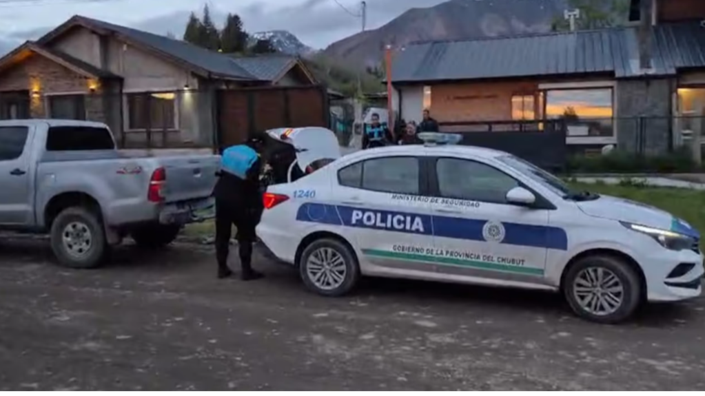 Los vecinos alertaron a la Policía y la familia fue rescatada