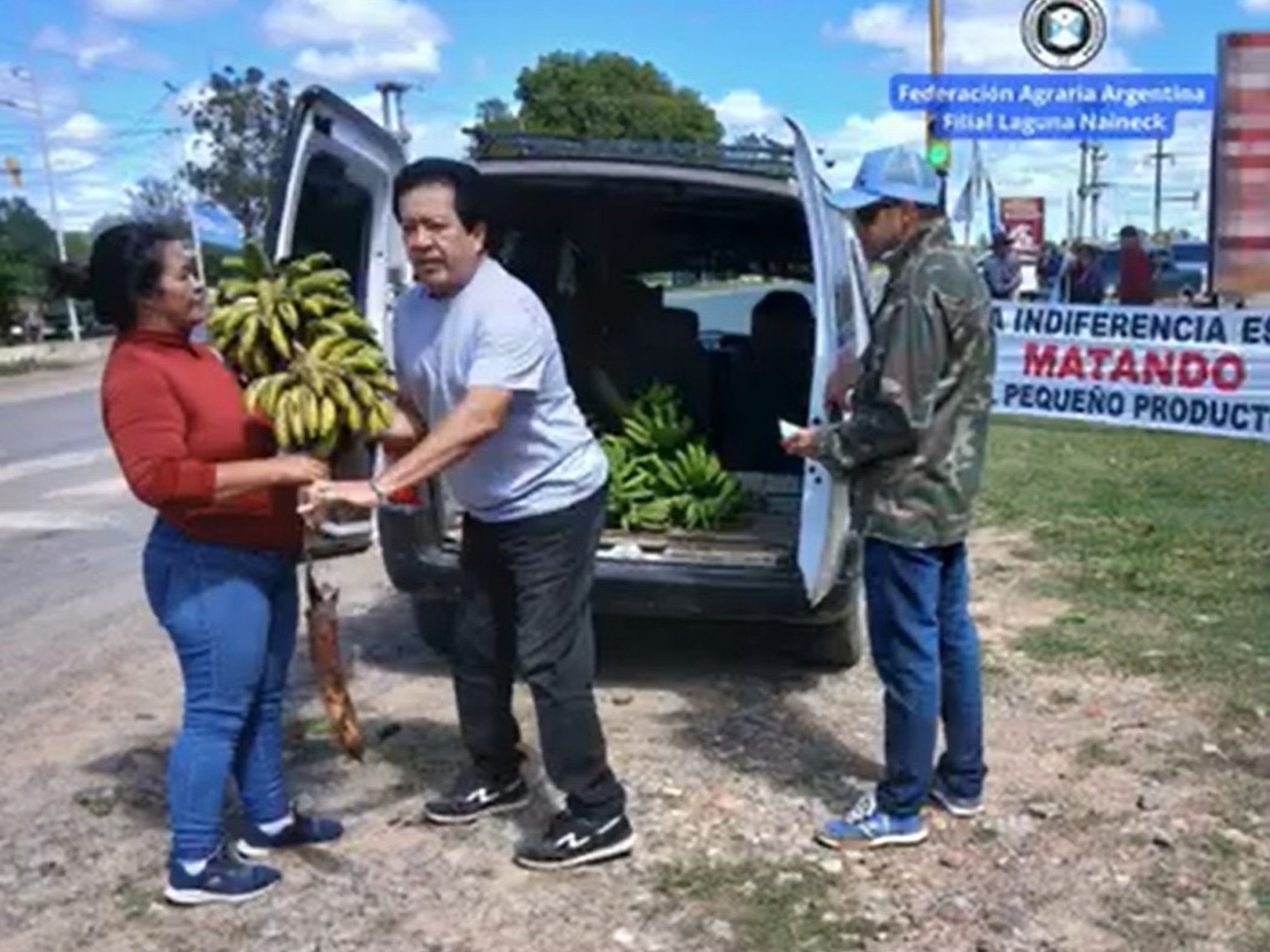 Productores regalaron 3.000 kilos de bananas en Laguna Naineck, Formosa