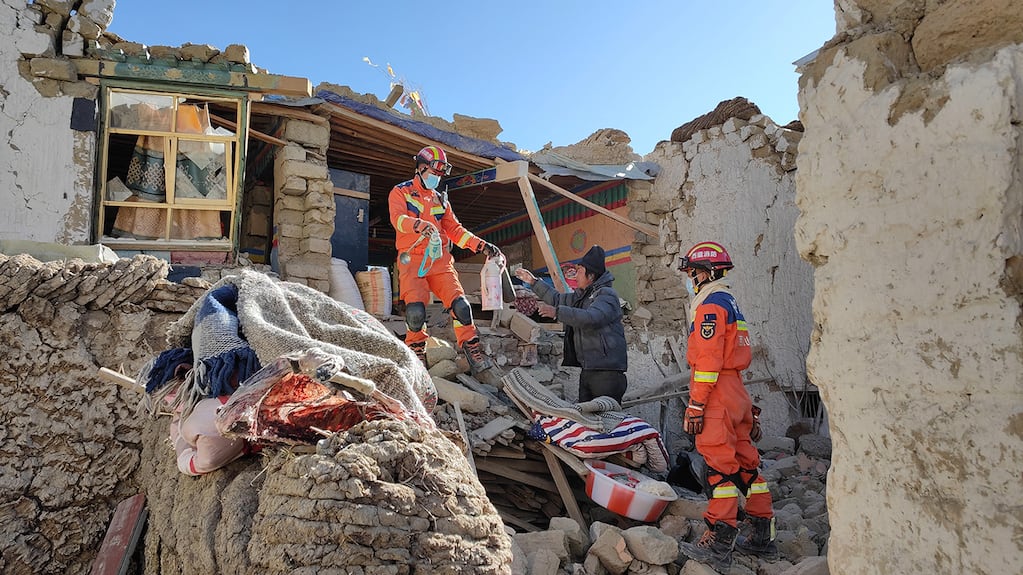 Imagen de archivo: Miembros de un equipo de búsqueda y rescate ayudan a un hombre a recuperar sus pertenencias de entre los escombros tras un fuerte terremoto que sacudió Shigatse, en la región del Tíbet, al suroeste de China, el 8 de enero de 2025