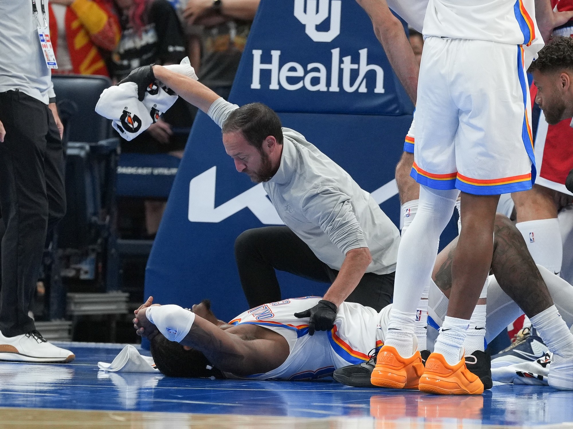 Jalen Williams es atendido por los servicios médicos de Oklahoma City Thunder tras la lesión que estremeció a la NBA