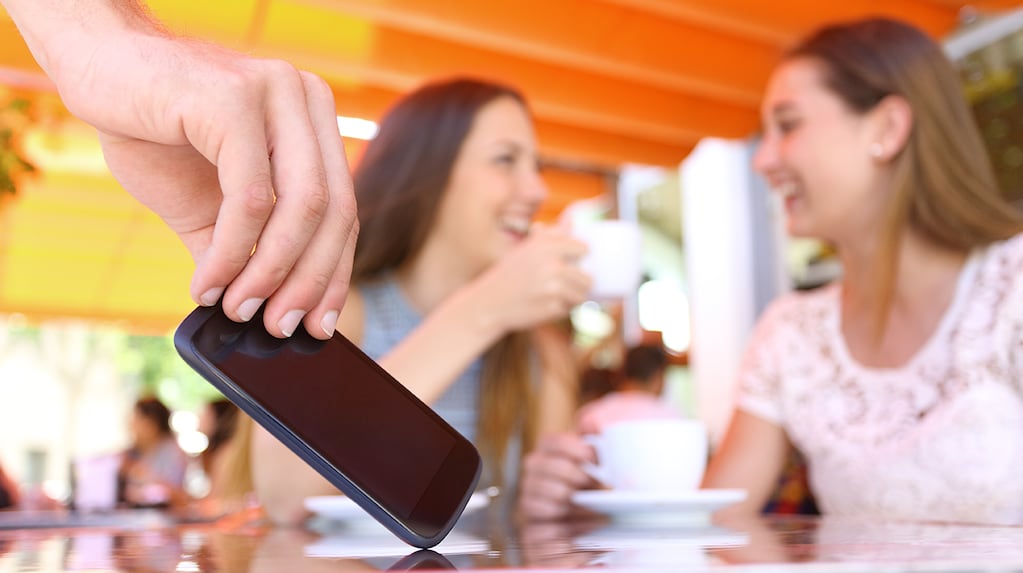 Bloquear el equipo y la línea son los primeros pasos tras el robo de un celular
