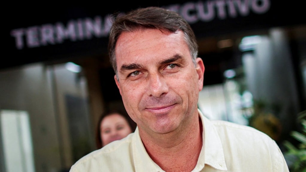 Flávio Bolsonaro perdió las elecciones y hay dudas sobre su paradero