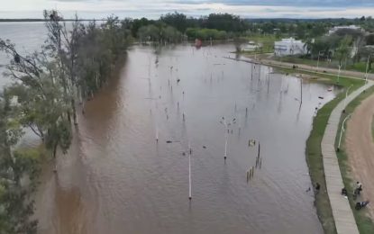 Crecida del Paraná y el Uruguay: más de 470 personas dejaron sus casas en Corrientes y los vecinos reclaman ayuda
