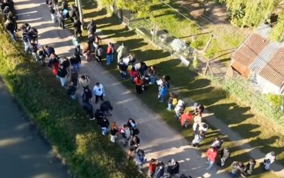 Diez cuadras de fila para conseguir trabajo: cientos de personas se postularon en un mayorista de Ezeiza