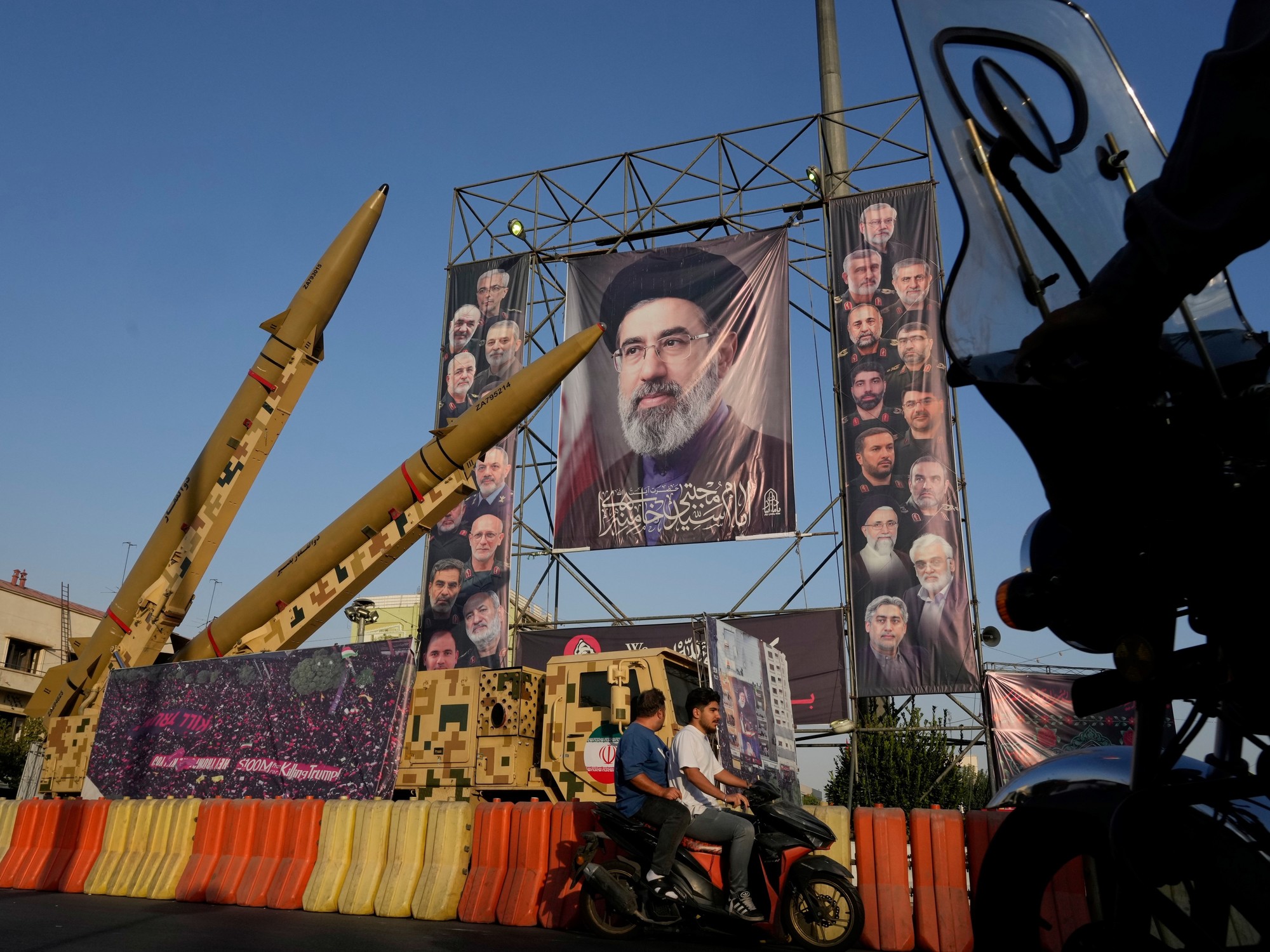 Misiles iraníes aparecen en la imagen junto a un retrato del líder supremo Mojtaba Khamenei.