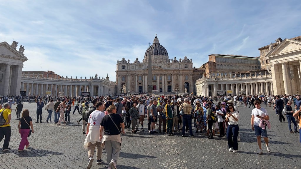 Vista de la plaza de San Pedro del Vaticano este miércoles, un día después de la intervención a la que fue sometido el papa León XIV