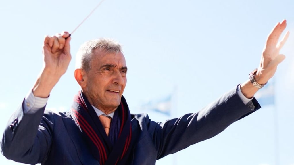Nelson Castro sorprendió al dirigir una banda de 700 músicos en el Monumento a la Bandera
