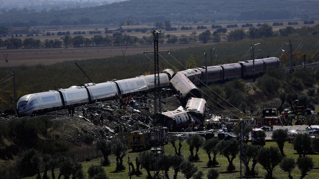 Investigan las causas del choque de trenes en Toledo, España